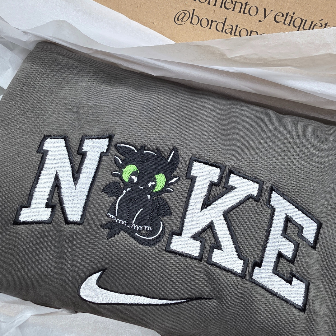 Bordado Cómo entrenar a tu dragón N*KE - Furia Nocturna o Furia Luminosa – Camiseta, Sudadera o Sudadera con Capucha